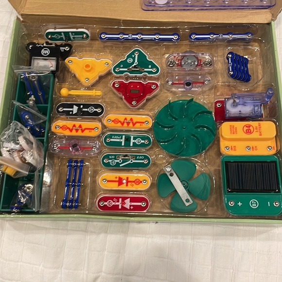 Snap circuits green alternative energy electronics exploration kit stem projects - Picture 5 of 16